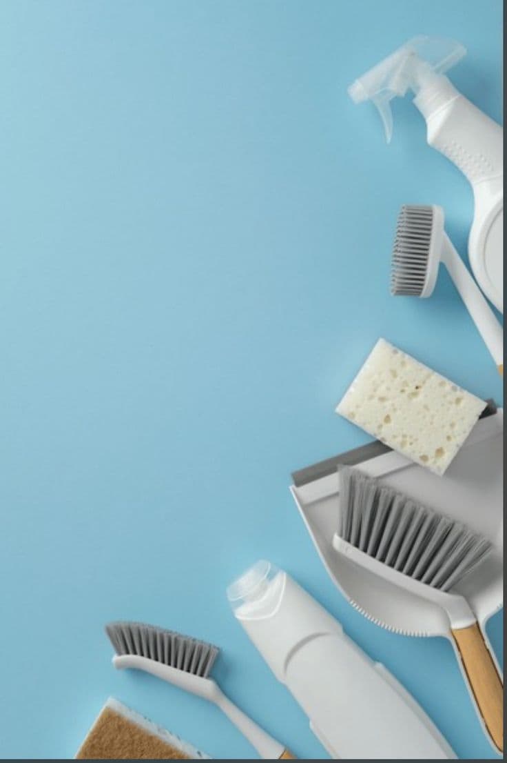 Produtos e ferramentas de limpeza sobre fundo azul-claro